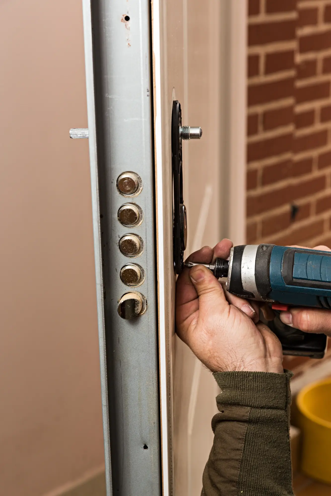 Serrurier professionnel en intervention